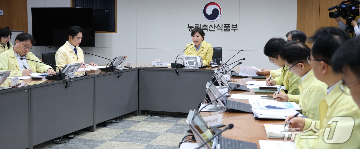 (세종=뉴스1) 김기남 기자 = 송미령 농림축산식품부 장관이 15일 세종시 정부세종청사 재난상황실에서 열린 겨울철 특별방역대책기간 가축전염병 대비 상황점검 회의를 주재하며 발언하고 …