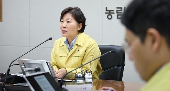 겨울철 특별방역대책기간 가축전염병 대비 상황점검 회의 주재하는 송미령 장관
