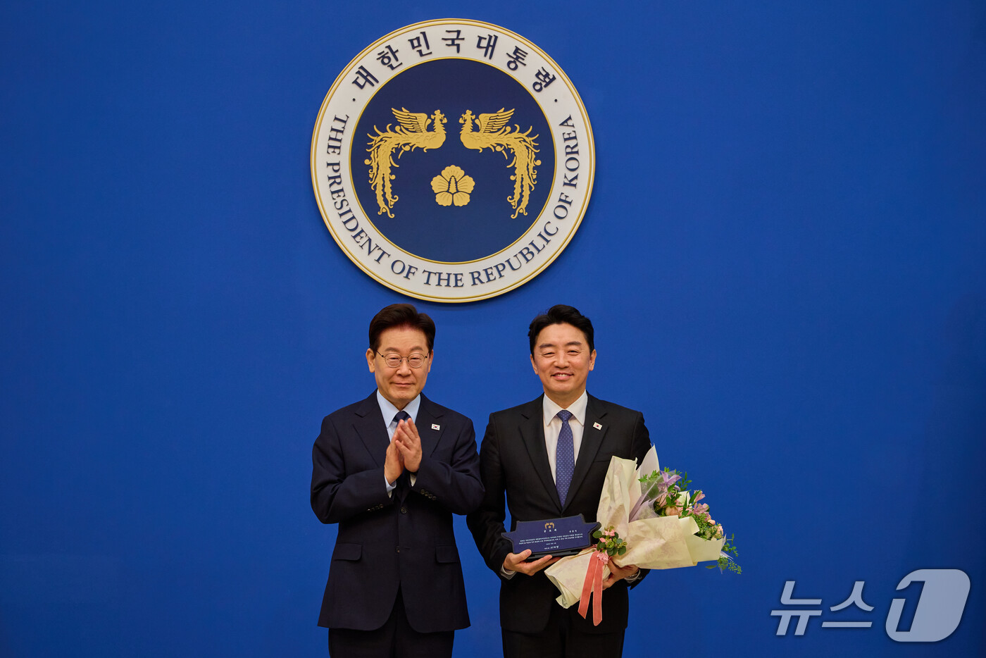 (서울=뉴스1) 이재명 기자 = 이재명 대통령이 15일 청와대에서 강훈식 전 비서실장에게 공로패를 수여한 후 기념촬영을 하고 있다. (청와대 제공. 재판매 및 DB 금지) 2026 …