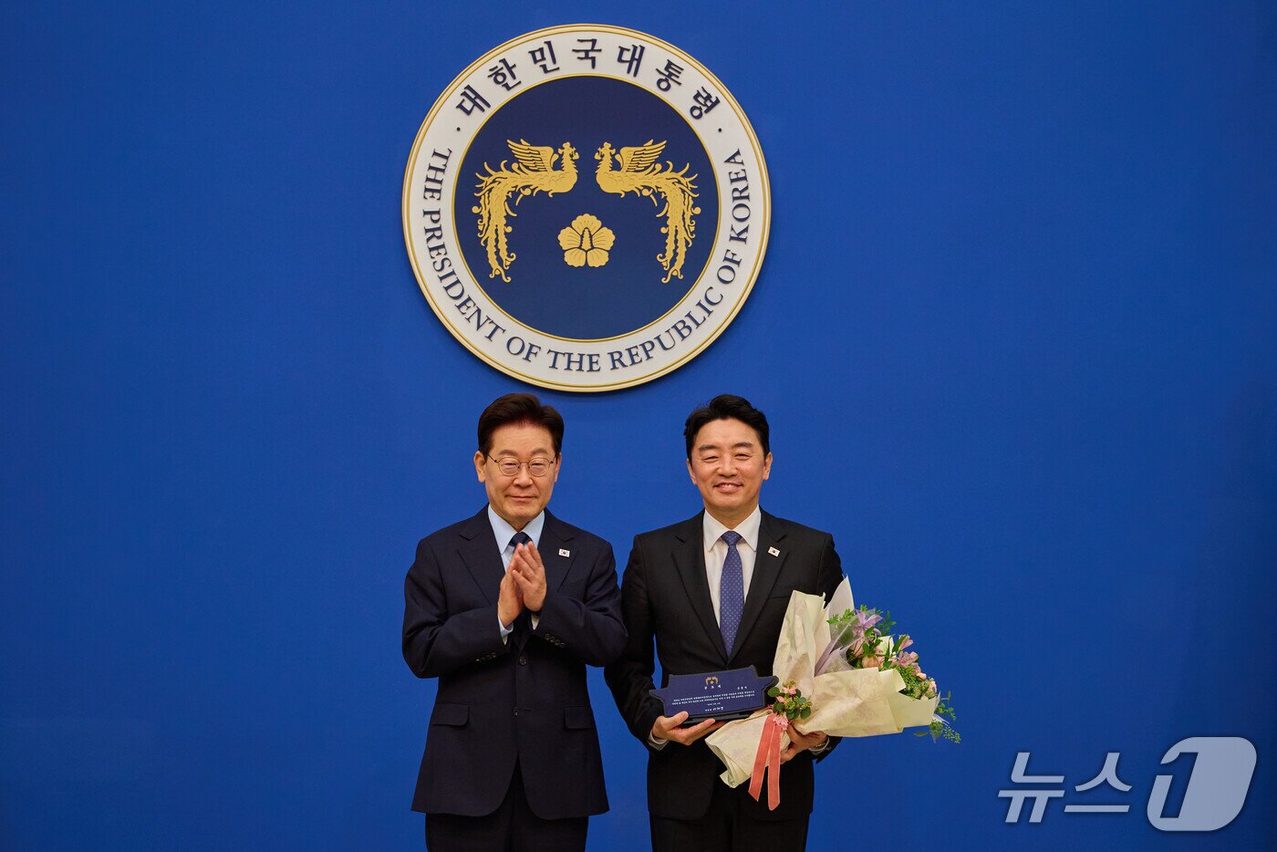 본문 이미지 - 이재명 대통령이 15일 청와대에서 강훈식 전 비서실장에게 공로패를 수여한 후 기념촬영을 하고 있다. (청와대 제공. 재판매 및 DB 금지) 2026.10.15 ⓒ 뉴스1 이재명 기자