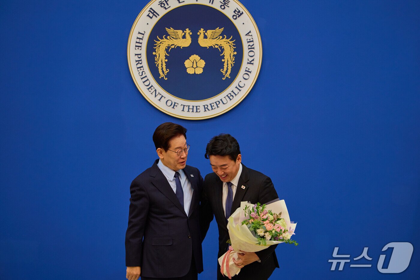 본문 이미지 - 이재명 대통령이 15일 청와대에서 강훈식 전 비서실장에게 공로패를 수여하고 있다. (청와대 제공. 재판매 및 DB 금지) 2026.10.15 ⓒ 뉴스1 이재명 기자