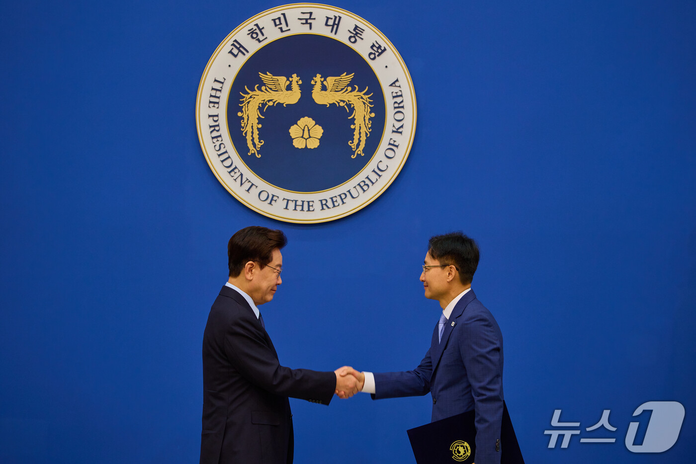 (서울=뉴스1) 이재명 기자 = 이재명 대통령이 15일 청와대에서 임광현 비서실장에게 임명장을 수여하고 있다. (청와대 제공. 재판매 및 DB 금지) 2026.10.15/뉴스1