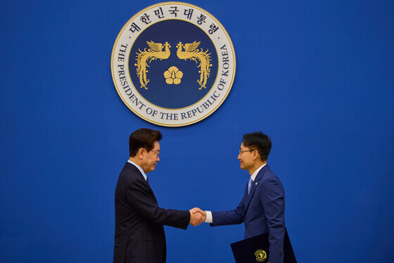 임광현 비서실장에게 임명장 수여하는 이재명 대통령