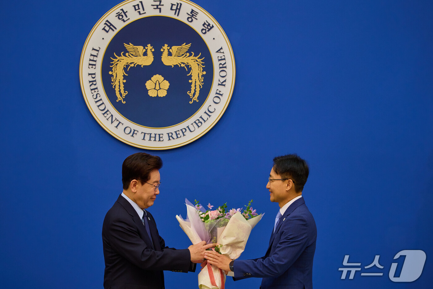 (서울=뉴스1) 이재명 기자 = 이재명 대통령이 15일 청와대에서 임광현 비서실장에게 임명장을 수여하고 있다. (청와대 제공. 재판매 및 DB 금지) 2026.10.15/뉴스1