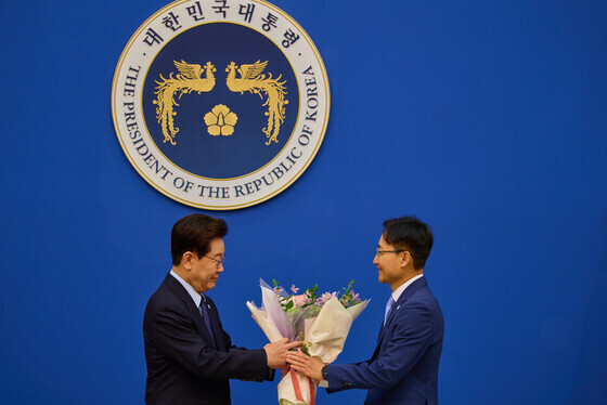임광현 비서실장에게 임명장 수여하는 이재명 대통령