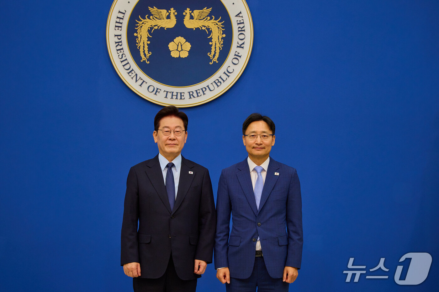 (서울=뉴스1) 이재명 기자 = 이재명 대통령이 15일 청와대에서 임광현 비서실장에게 임명장을 수여한 후 기념촬영을 하고 있다. (청와대 제공. 재판매 및 DB 금지) 2026.1 …