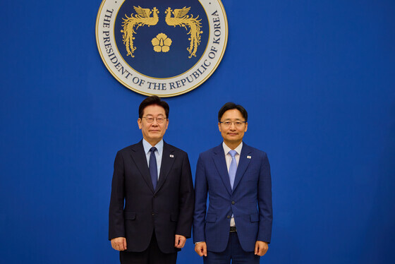 李대통령 임광현 비서실장에 임명장…떠나는 강훈식에 공로패 수여