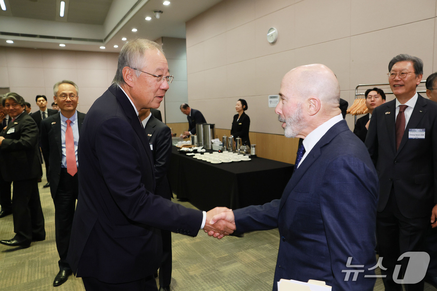 (서울=뉴스1) = 류진 한국경제인협회 회장이 15일 서울 여의도 FKI타워 컨퍼런스센터에서 열린 ‘제36차 한미재계회의 총회’에서 에반 그린버그 미한재계회의 위원장과 악수하고 있 …