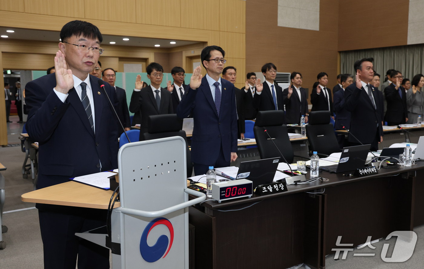 (대전=뉴스1) 김기태 기자 = 안형준 국가데이터처장이 15일 오전 정부대전청사에서 열린 국회 재정경제기획위원회의 국가데이터처, 관세청, 조달청에 대한 국정감사에서 증인 선서를 하 …