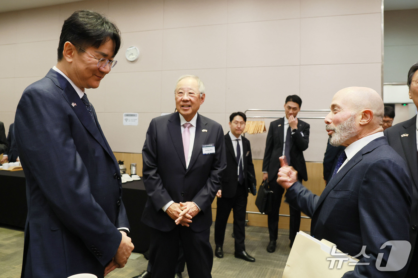 (서울=뉴스1) = 류진 한국경제인협회 회장(가운데)과 조원태 한진그룹 회장(왼쪽), 에반 그린버그 미한재계회의 위원장이 15일 서울 여의도 FKI타워 컨퍼런스센터에서 열린 ‘제3 …