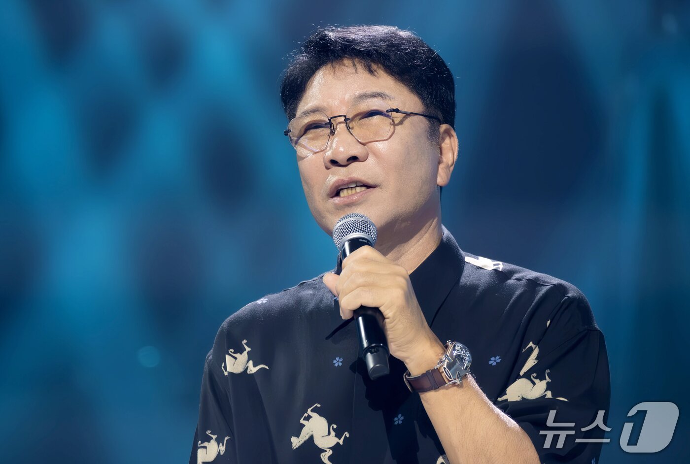 본문 이미지 - 이수만 비저너리 리더 겸 키 프로듀서가 12일 경기도 고양시 일산서구 킨텍스에서 열린 데뷔쇼 '웰컴 투 소울라이트 프롬 에이 투 오 소울 에이 투 오 라이트(WELCOME TO SOULITE From A2O SOUL A2O LITE)‘에서 A2O엔터테인먼트의 엔터 테크 기술을 비롯한 주요 시스템과 콘텐츠 전략을 소개하고 있다.  ⓒ 뉴스1 권현진 기자