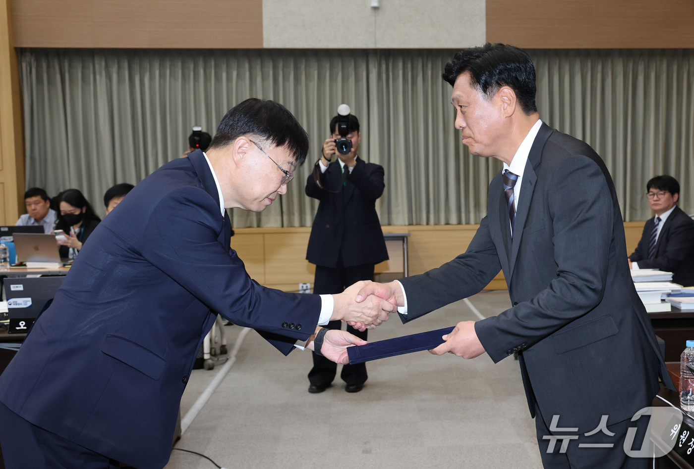 (대전=뉴스1) 김기태 기자 = 안형준 국가데이터처장이 15일 오전 정부대전청사에서 열린 국회 재정경제기획위원회의 국가데이터처, 관세청, 조달청에 대한 국정감사에서 조승래 위원장에 …