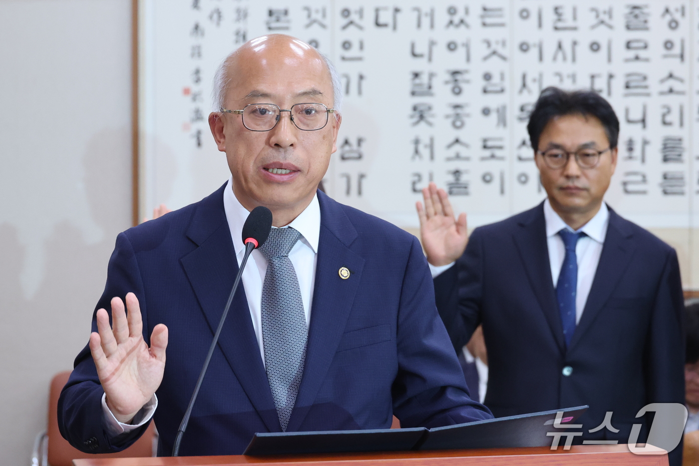 (서울=뉴스1) 신웅수 기자 = 조원철 법제처장이 15일 서울 여의도 국회에서 열린 법제사법위원회의 법제처에 대한 국정감사에서 증인 선서를 하고 있다.