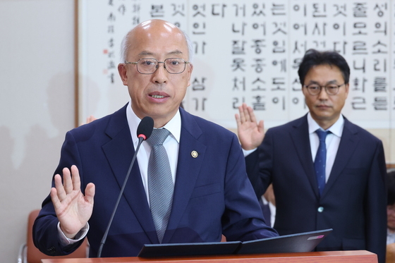 [국감] 선서하는 조원철 법제처장