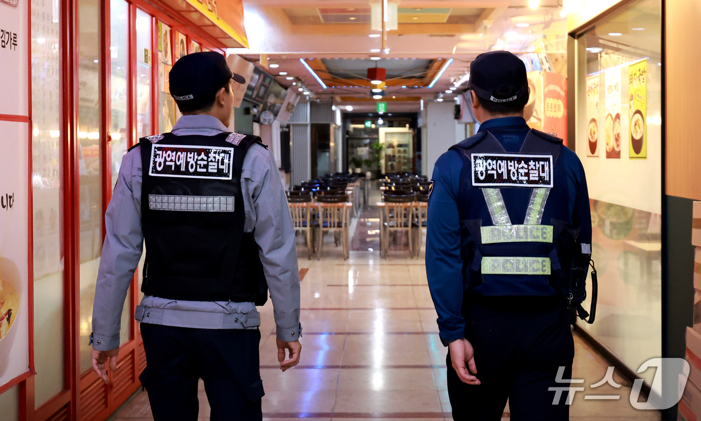 (인천=뉴스1) 이호윤 기자 = '인천 흉기난동 사건'이 발생한 지 이틀이 지난 15일 인천 남동구 대형 상업시설에 경찰들이 순찰을 하고 있다. 2026.10.15/뉴스1