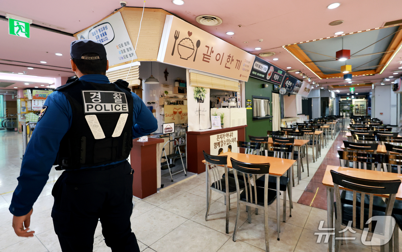 (인천=뉴스1) 이호윤 기자 = '인천 흉기난동 사건'이 발생한 지 이틀이 지난 15일 인천 남동구 대형 상업시설에 경찰이 순찰을 하고 있다. 2026.10.15/뉴스1