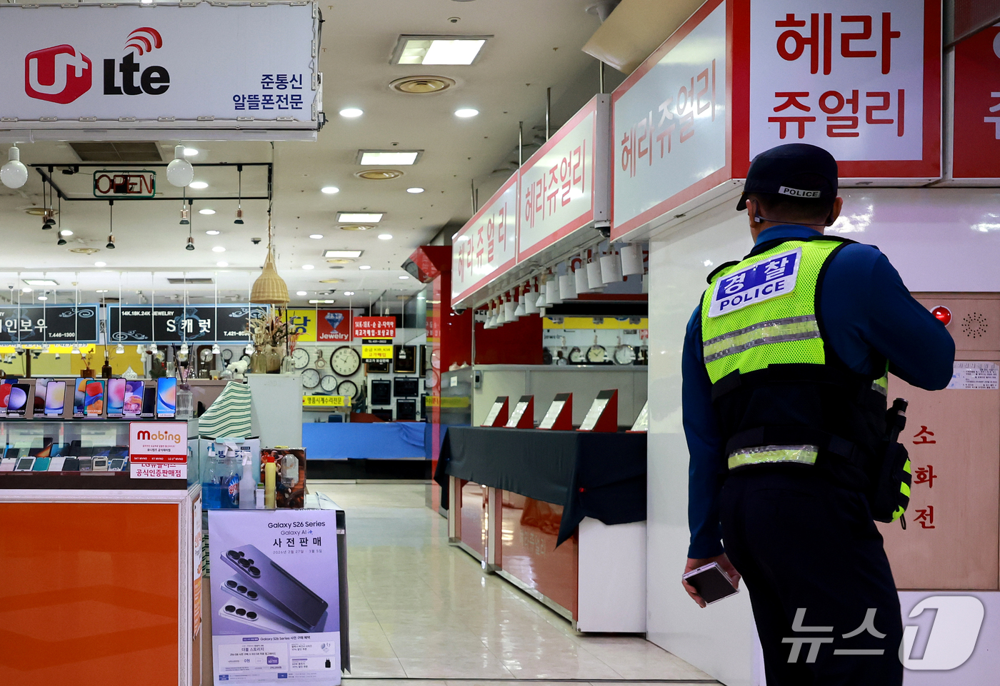 (인천=뉴스1) 이호윤 기자 = '인천 흉기난동 사건'이 발생한 지 이틀이 지난 15일 인천 남동구 대형 상업시설에 경찰이 순찰을 하고 있다. 2026.10.15/뉴스1