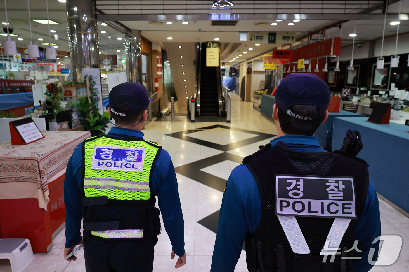 (인천=뉴스1) 이호윤 기자 = '인천 흉기난동 사건'이 발생한 지 이틀이 지난 15일 인천 남동구 대형 상업시설에 경찰들이 순찰을 하고 있다. 2026.10.15/뉴스1