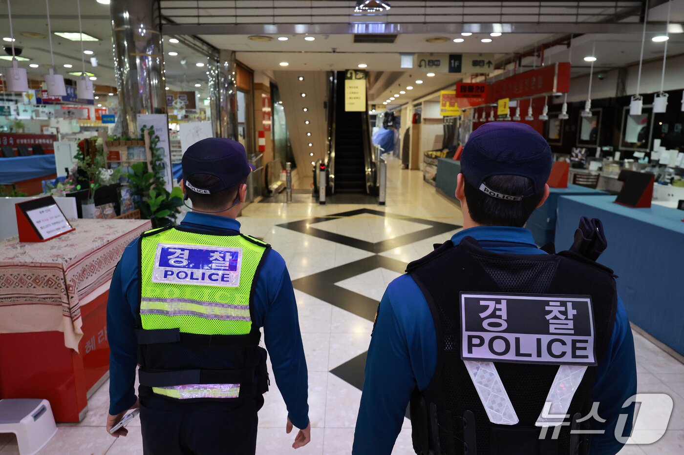 본문 이미지 - '인천 흉기난동 사건'이 발생한 지 이틀이 지난 15일 인천 남동구 대형 상업시설에 경찰들이 순찰을 하고 있다. 2026.10.15 ⓒ 뉴스1 이호윤 기자
