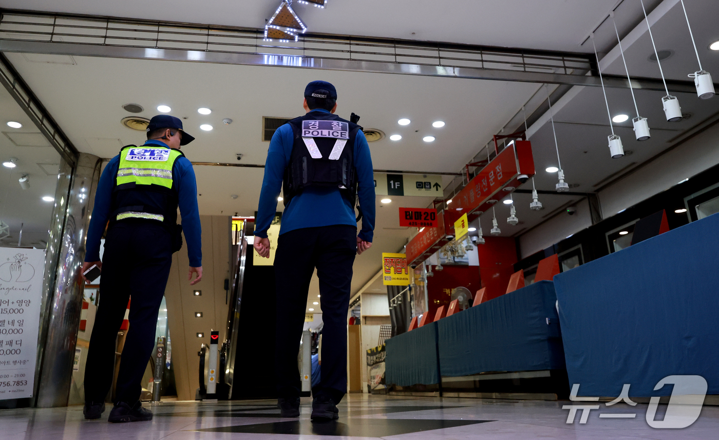 (인천=뉴스1) 이호윤 기자 = '인천 흉기난동 사건'이 발생한 지 이틀이 지난 15일 인천 남동구 대형 상업시설에 경찰들이 순찰을 하고 있다. 2026.10.15/뉴스1