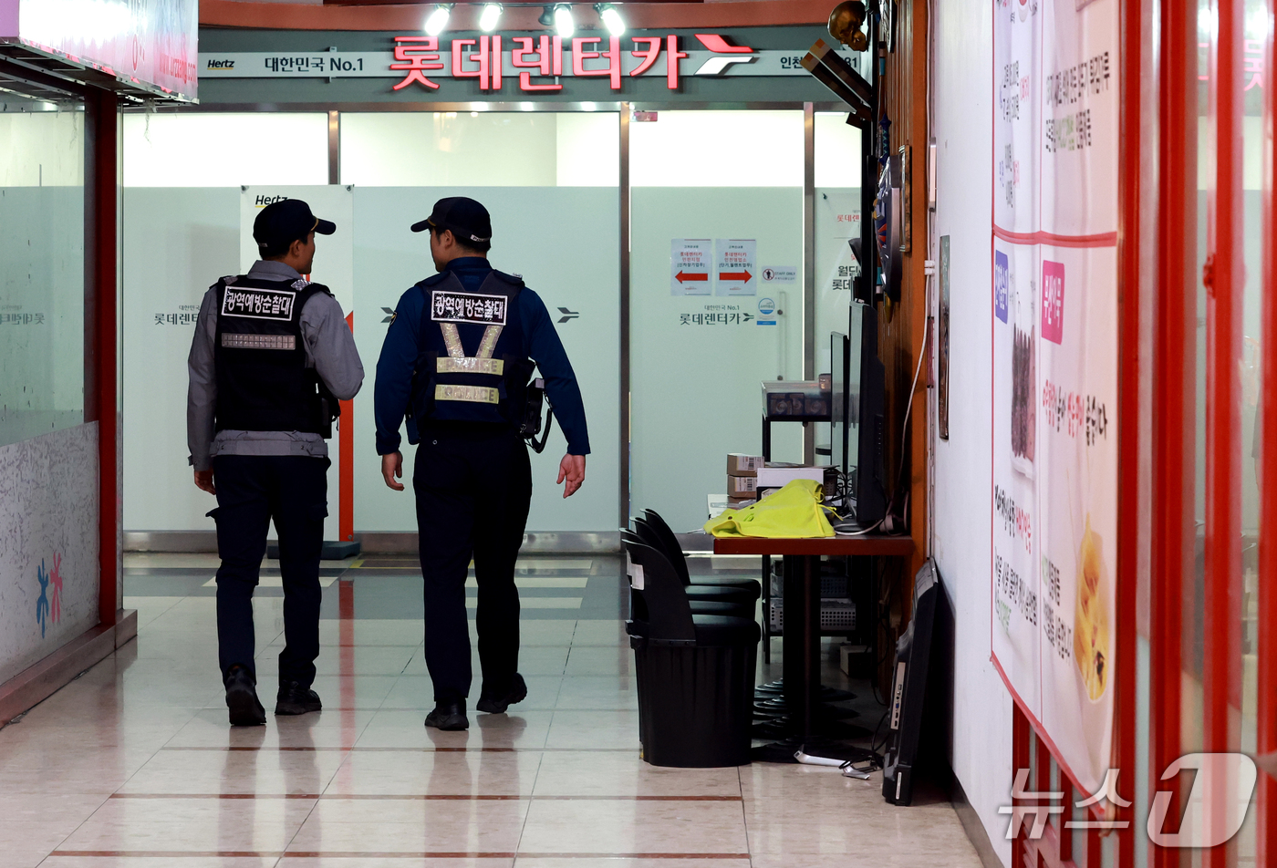 (인천=뉴스1) 이호윤 기자 = '인천 흉기난동 사건'이 발생한 지 이틀이 지난 15일 인천 남동구 대형 상업시설에 경찰들이 순찰을 하고 있다. 2026.10.15/뉴스1