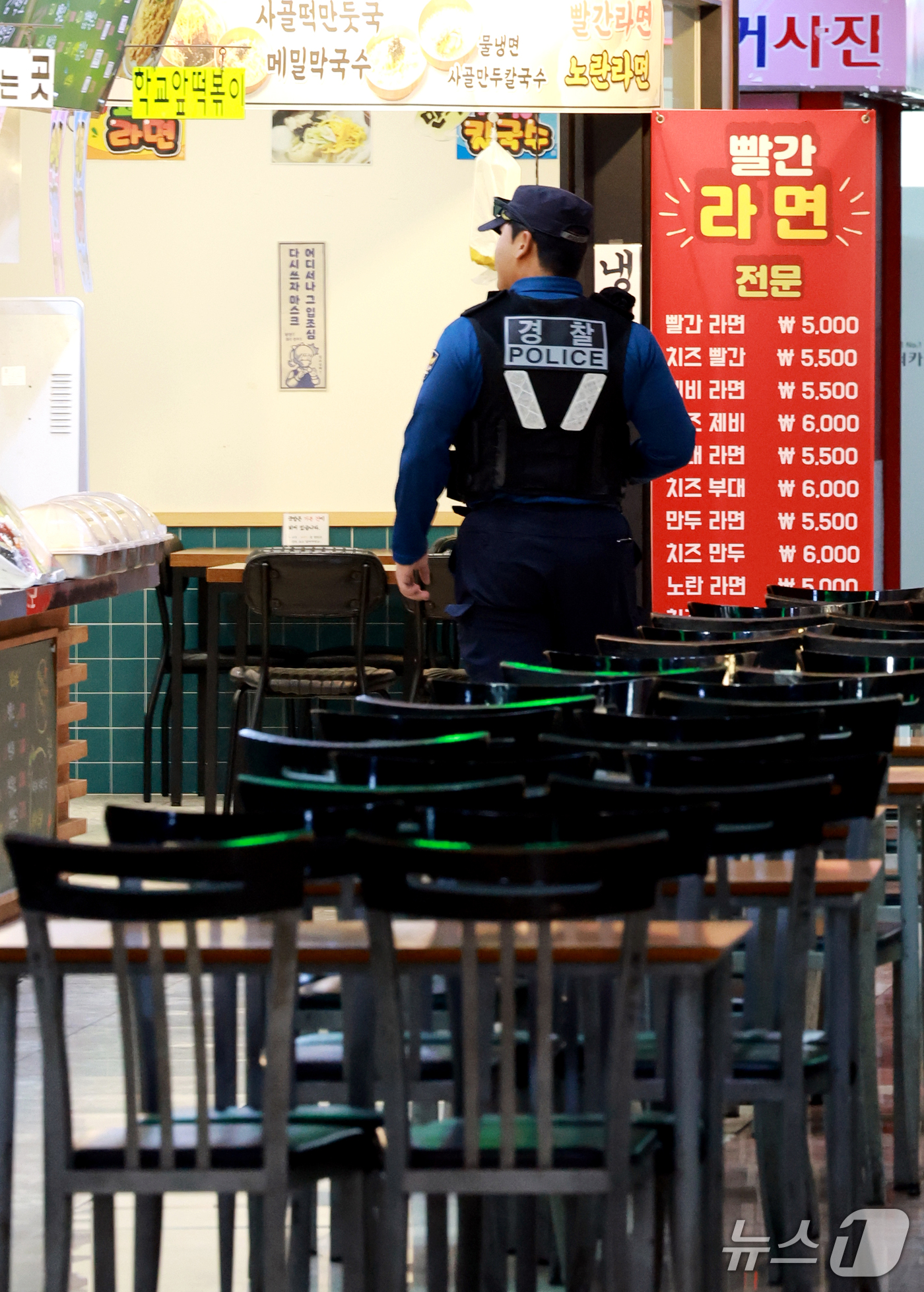 (인천=뉴스1) 이호윤 기자 = '인천 흉기난동 사건'이 발생한 지 이틀이 지난 15일 인천 남동구 대형 상업시설에 경찰이 순찰을 하고 있다. 2026.10.15/뉴스1