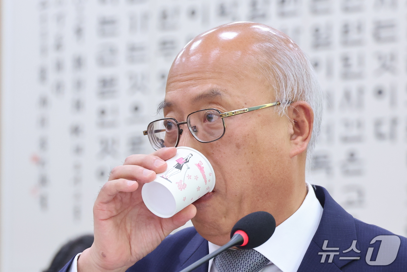 (서울=뉴스1) 신웅수 기자 = 조원철 법제처장이 15일 서울 여의도 국회에서 열린 법제사법위원회의 법제처에 대한 국정감사에서 목을 축이고 있다.