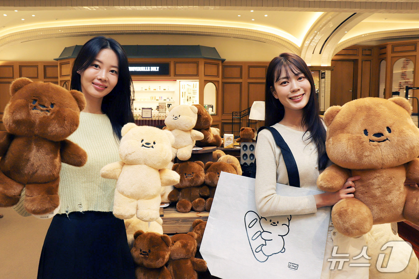 (서울=뉴스1) = 15일 서울 강남구 신세계백화점 강남점에 마련된 캐릭터 '빵고미(BBanggomie)' 팝업스토어에서 모델들이 제품을 소개하고 있다.이번 팝업은 '빵 없는 빵집 …