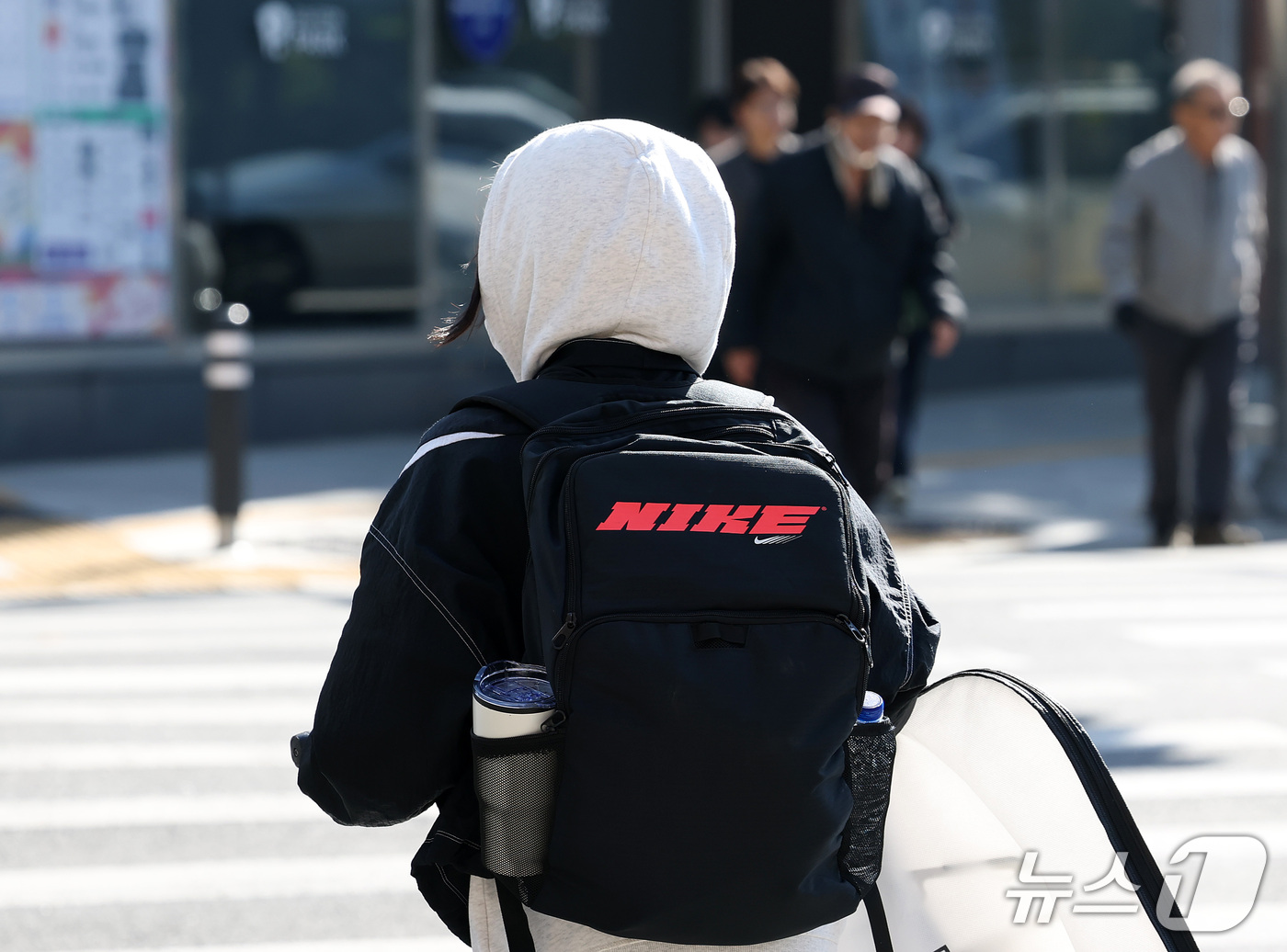 (대구=뉴스1) 공정식 기자 = 쌀쌀한 날씨가 이어진 15일 오전 대구 중구 종각네거리에서 두꺼운 외투에 모자를 뒤집어쓴 시민이 길을 건너고 있다. 2026.10.15/뉴스1