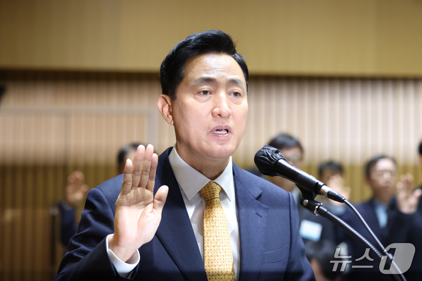 (서울=뉴스1) 구윤성 기자 = 오세훈 서울시장이 15일 오전 서울 중구 서울시청에서 열린 국회 행정안전위원회의 서울시에 대한 국정감사에서 선서하고 있다. (공동취재) 2026.1 …
