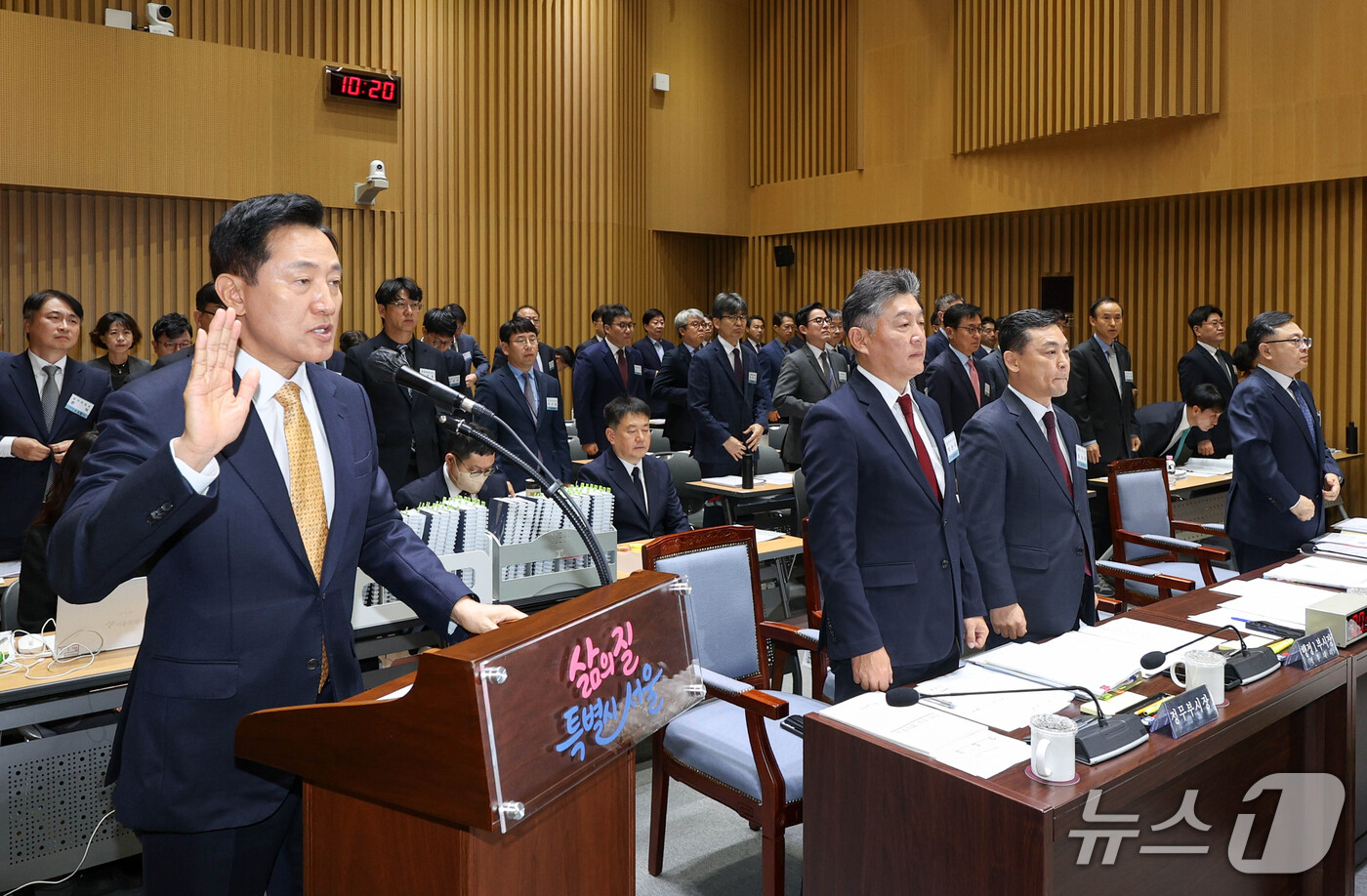 (서울=뉴스1) 구윤성 기자 = 오세훈 서울시장이 15일 서울 중구 서울시청에서 열린 '2026 국회 행정안전위원회 서울특별시 국정감사'에 출석해 증인선서 하고 있다. (공동취재) …