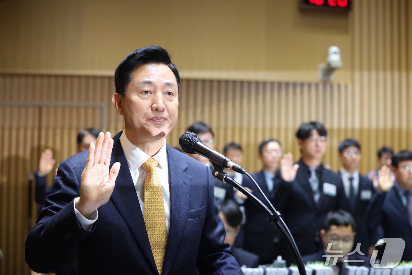 본문 이미지 - 오세훈 서울시장이 15일 오전 서울 중구 서울시청에서 열린 국회 행정안전위원회의 서울시에 대한 국정감사에서 선서하고 있다. (공동취재) 2026.10.15 ⓒ 뉴스1 구윤성 기자