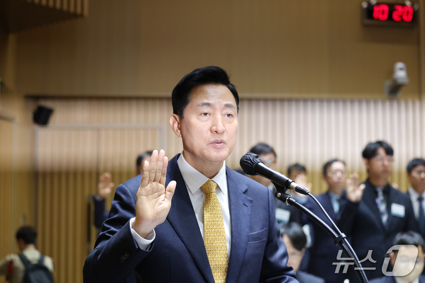 (서울=뉴스1) 구윤성 기자 = 오세훈 서울시장이 15일 오전 서울 중구 서울시청에서 열린 국회 행정안전위원회의 서울시에 대한 국정감사에서 선서하고 있다. (공동취재) 2026.1 …