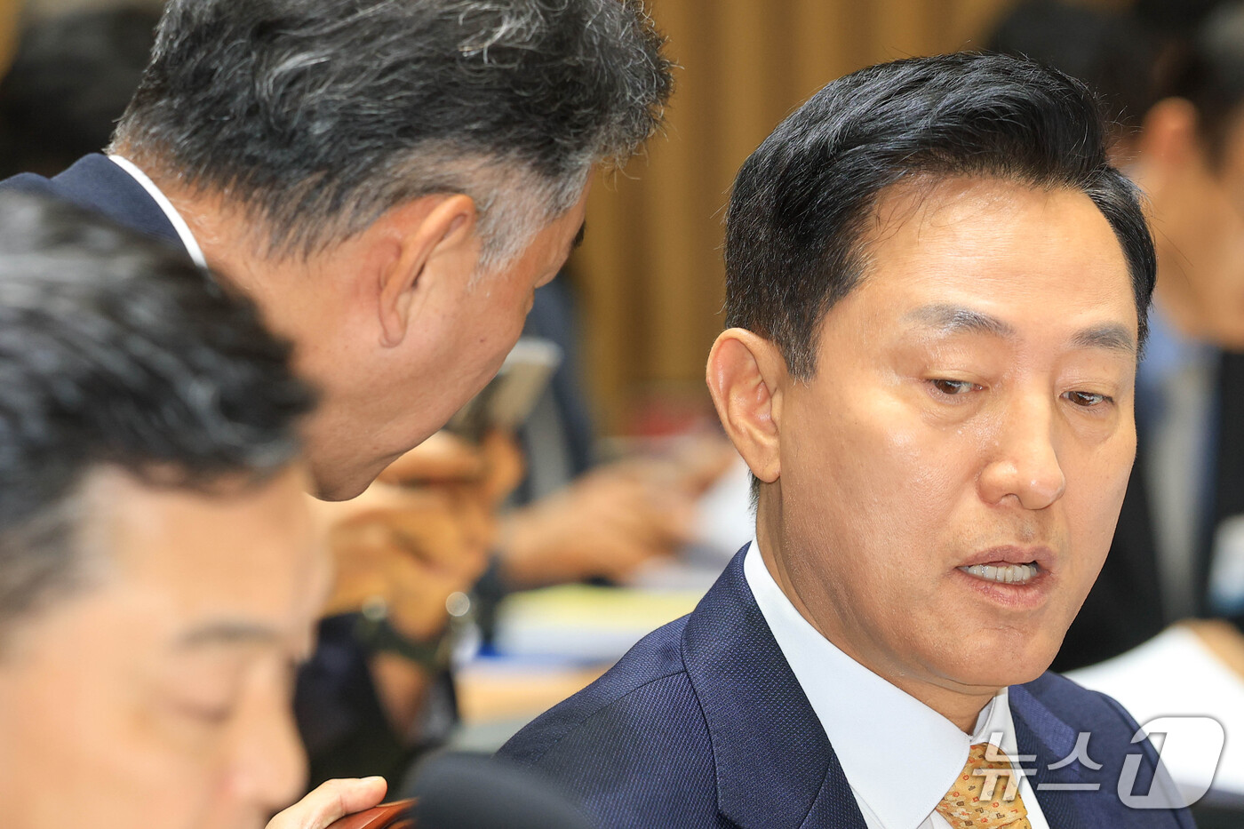 (서울=뉴스1) 구윤성 기자 = 오세훈 서울시장이 15일 서울 중구 서울시청에서 열린 '2026 국회 행정안전위원회 서울특별시 국정감사'에 출석해 박찬구 서울시 정무부시장과 의견을 …