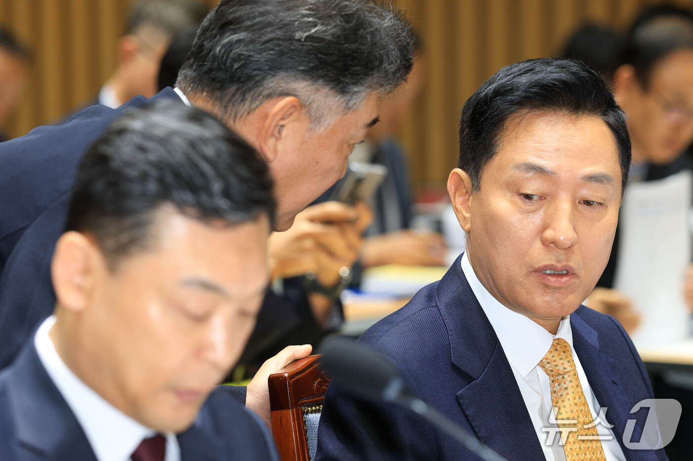 (서울=뉴스1) 구윤성 기자 = 오세훈 서울시장이 15일 서울 중구 서울시청에서 열린 '2026 국회 행정안전위원회 서울특별시 국정감사'에 출석해 박찬구 서울시 정무부시장과 의견을 …