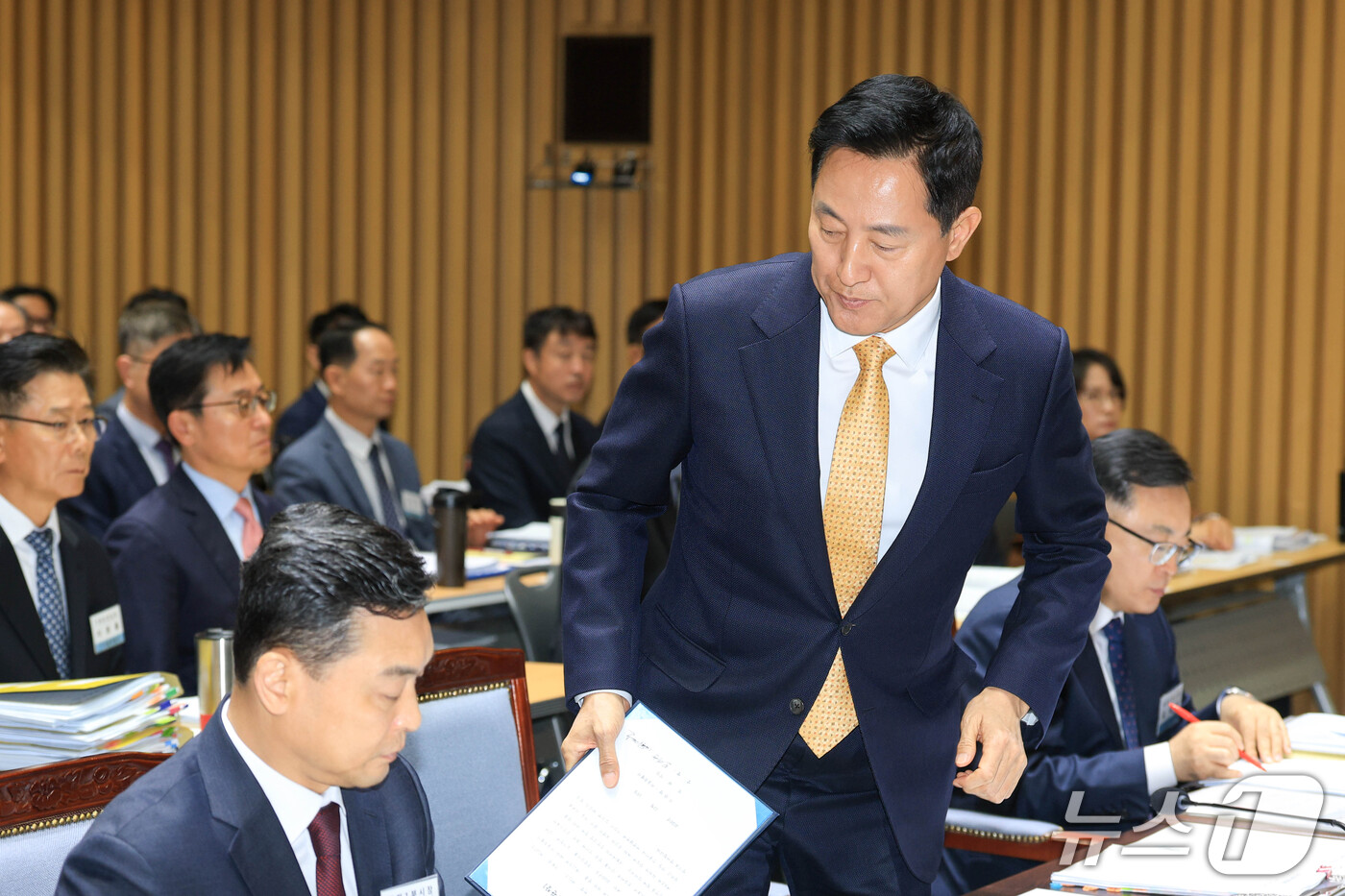 (서울=뉴스1) 구윤성 기자 = 오세훈 서울시장이 15일 서울 중구 서울시청에서 열린 '2026 국회 행정안전위원회 서울특별시 국정감사'에 출석해 증인선서 하기 위해 연단으로 이동 …