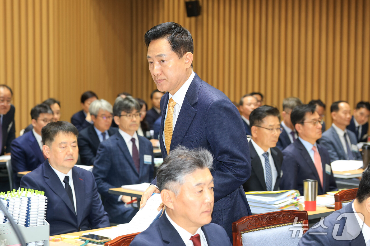 (서울=뉴스1) 구윤성 기자 = 오세훈 서울시장이 15일 서울 중구 서울시청에서 열린 '2026 국회 행정안전위원회 서울특별시 국정감사'에 출석해 증인선서 하기 위해 연단으로 이동 …