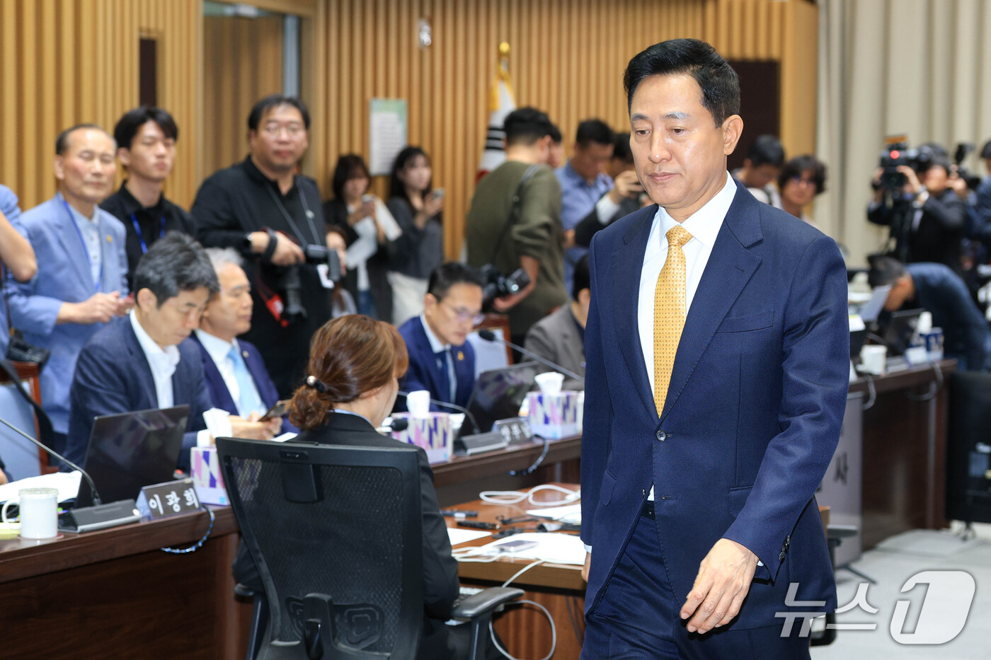 (서울=뉴스1) 구윤성 기자 = 오세훈 서울시장이 15일 서울 중구 서울시청에서 열린 '2026 국회 행정안전위원회 서울특별시 국정감사'에 출석해 증인선서문을 김영진 국회 행정안전 …