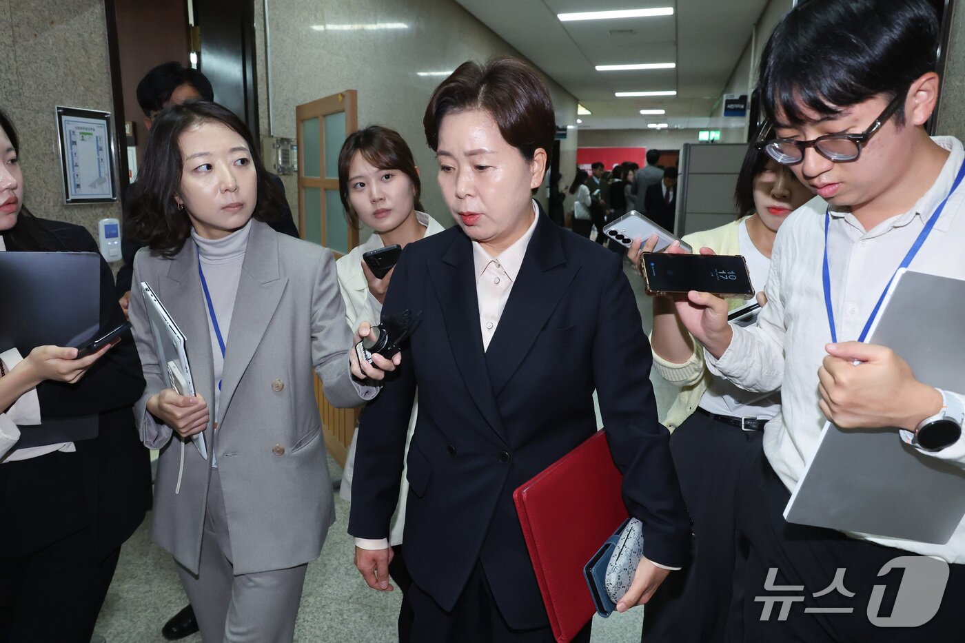 본문 이미지 - 양향자 국민의힘 최고위원이 15일 서울 여의도 국회에서 열린 최고위원회의를 마친 후 회의실을 나서고 있다. 2026.10.15 ⓒ 뉴스1 신웅수 기자