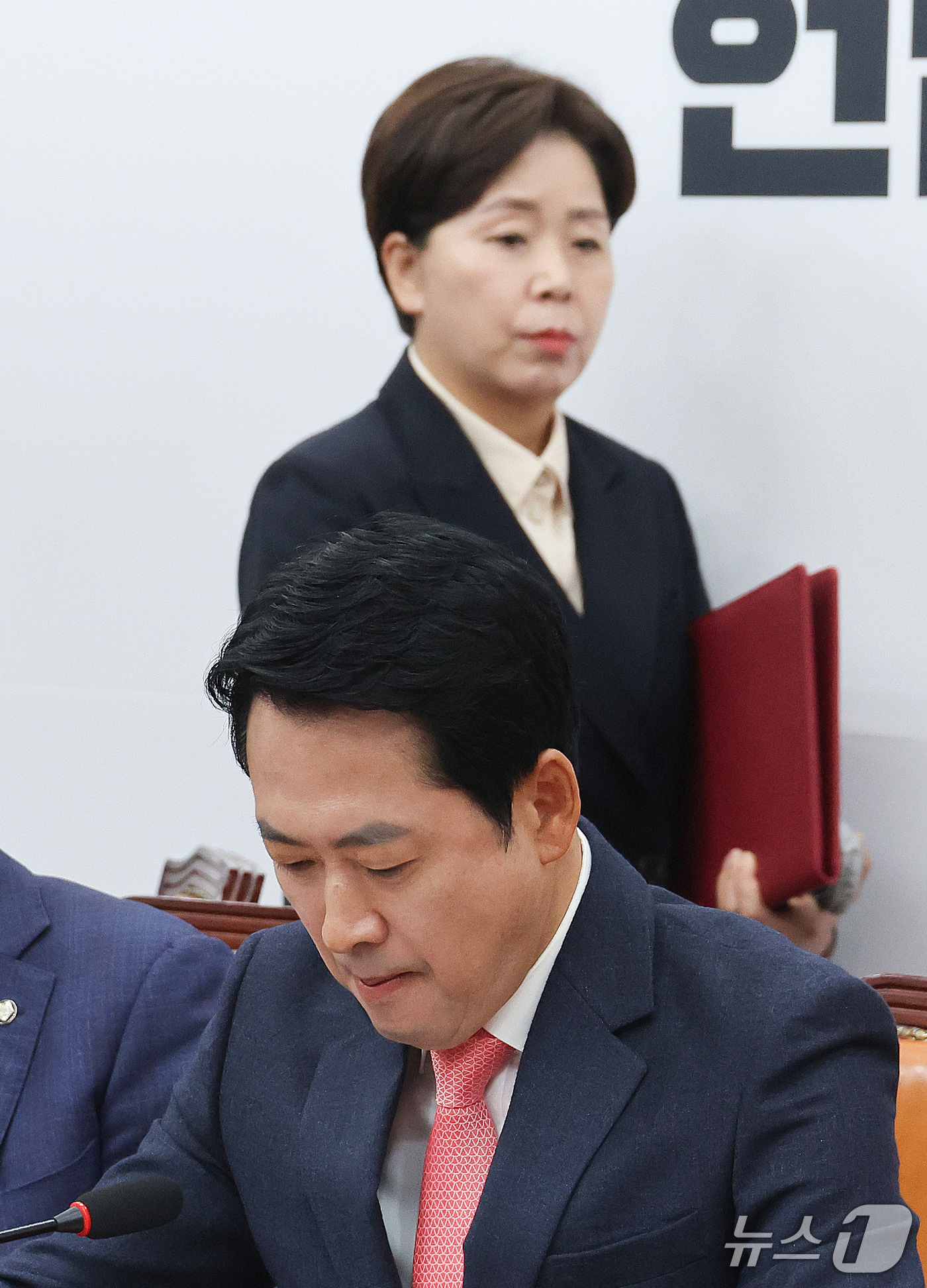 (서울=뉴스1) 신웅수 기자 = 장동혁 국민의힘 대표와 양향자 최고위원이 15일 서울 여의도 국회에서 열린 최고위원회의에 참석하고 있다. 2026.10.15/뉴스1