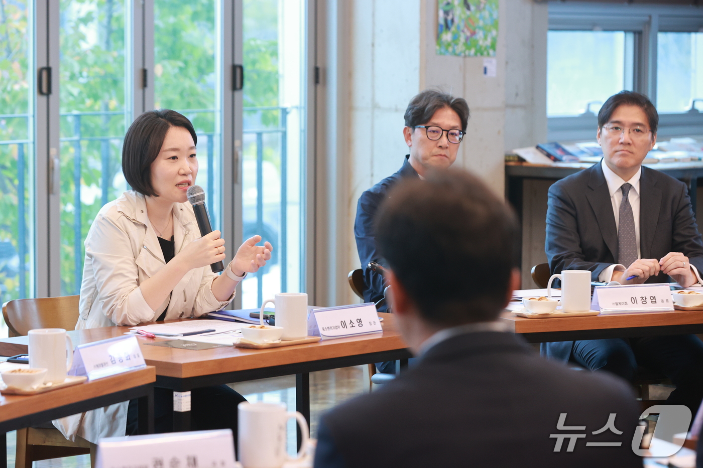 (서울=뉴스1) = 이소영 중소벤처기업부 장관이 15일 충남 천안에 위치한 반도체 증착 소재 전문기업 '엘케이켐'을 방문,  '3대 메가프로젝트의 미래 핵심 주역 점프업 프로그램 …