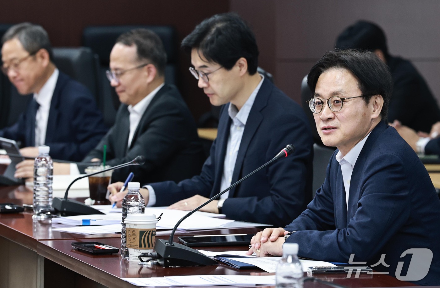 (서울=뉴스1) = 김정관 산업통상부 장관이 15일 오전 서울 종로구 한국무역보험공사에서 충청권 첨단전략산업 대도약 TF 제4차 회의를 주재하고 있다. (산업통상부 제공. 재판매 …
