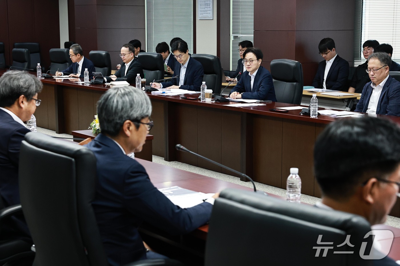 (서울=뉴스1) = 김정관 산업통상부 장관이 15일 오전 서울 종로구 한국무역보험공사에서 충청권 첨단전략산업 대도약 TF 제4차 회의를 주재하고 있다. (산업통상부 제공. 재판매 …