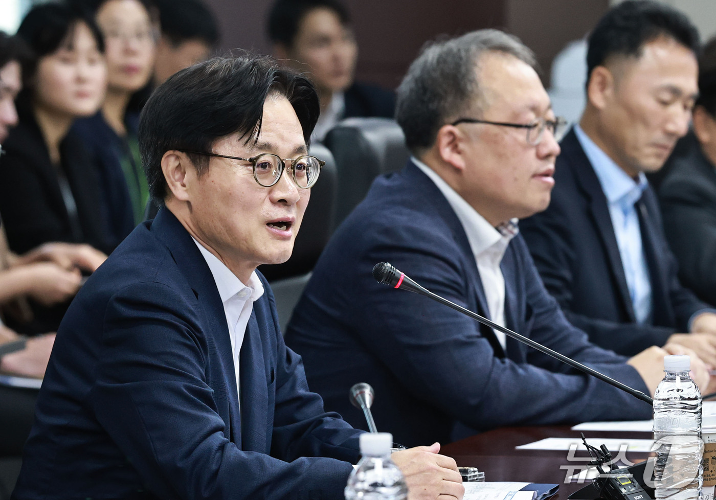 (서울=뉴스1) = 김정관 산업통상부 장관이 15일 오전 서울 종로구 한국무역보험공사에서 열린 충청권 첨단전략산업 대도약 TF 제4차 회의에서 인사말을 하고 있다. (산업통상부 제 …
