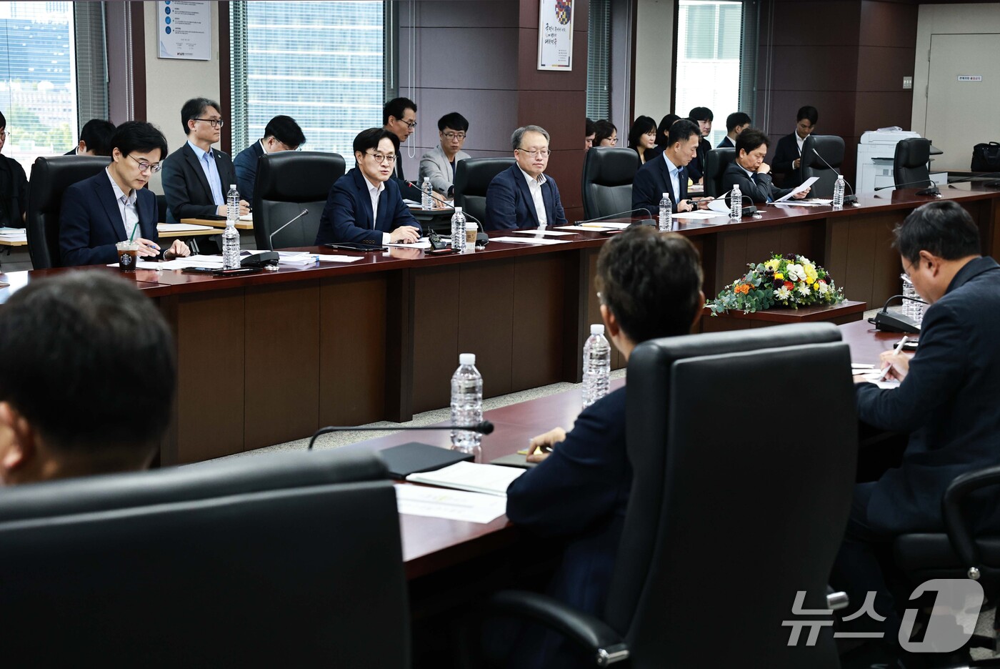 (서울=뉴스1) = 김정관 산업통상부 장관이 15일 오전 서울 종로구 한국무역보험공사에서 충청권 첨단전략산업 대도약 TF 제4차 회의를 주재하고 있다. (산업통상부 제공. 재판매 …