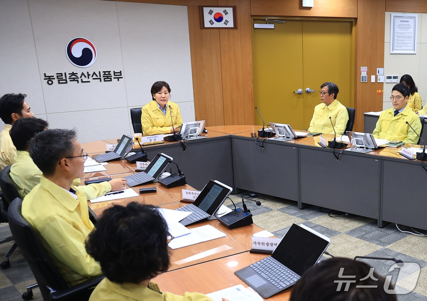 (서울=뉴스1) = 송미령 농림축산식품부 장관이 15일  정부세종청사에서 겨울철 가축전염병 예방을 위한 특별방역대책점검회의를 주재하고 있다. (농림축산식품부 제공. 재판매 및 DB …