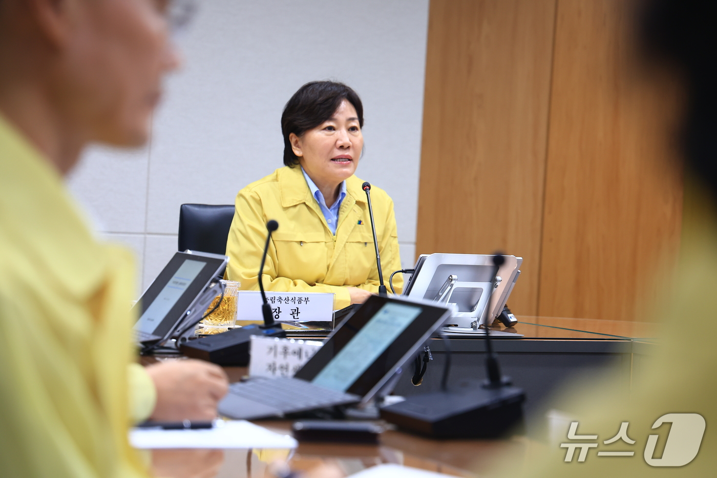 (서울=뉴스1) = 송미령 농림축산식품부 장관이 15일  정부세종청사에서 겨울철 가축전염병 예방을 위한 특별방역대책점검회의를 주재하고 있다. (농림축산식품부 제공. 재판매 및 DB …