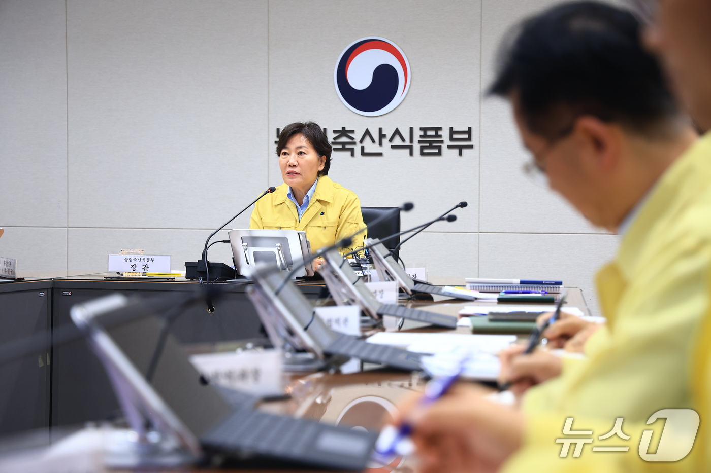 (서울=뉴스1) = 송미령 농림축산식품부 장관이 15일 정부세종청사에서 겨울철 가축전염병 예방을 위한 특별방역대책점검회의를 주재하고 있다. (농림축산식품부 제공. 재판매 및 DB …