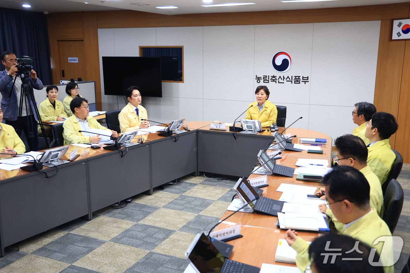 (서울=뉴스1) = 송미령 농림축산식품부 장관이 15일 정부세종청사에서 겨울철 가축전염병 예방을 위한 특별방역대책점검회의를 주재하고 있다. (농림축산식품부 제공. 재판매 및 DB …