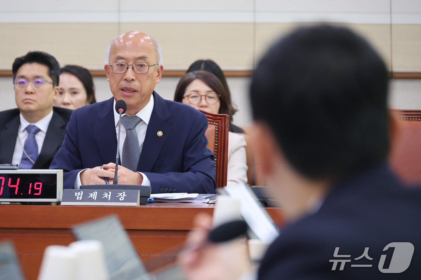 (서울=뉴스1) 신웅수 기자 = 조원철 법제처장이 15일 서울 여의도 국회에서 열린 법제사법위원회의 법제처에 대한 국정감사에서 의원 질의에 답변하고 있다. 2026.10.15/뉴스 …